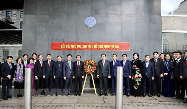 Chủ tịch Quốc hội Vương Đình Huệ với các đại biểu đặt vòng hoa tại Biển tưởng niệm Chủ tịch Hồ Chí Minh. (Ảnh: TTXVN)