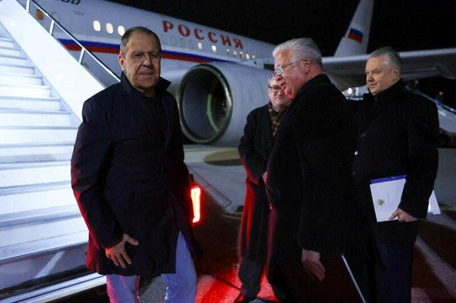 Máy bay chở Ngoại trưởng Nga Sergei Lavrov hạ cánh ở Skopje, Bắc Macedonia. Ảnh: Reuters