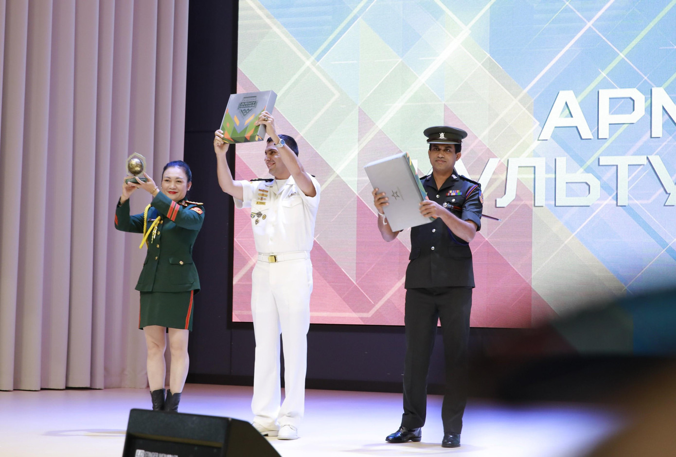 Đội trưởng Đội tuyển Văn hóa -Nghệ thuật QĐND Việt Nam (ngoài cùng bên trái) nhận Cup dành cho đội tuyển được khán giả khán giả bình chọn cao nhất Đội trưởng Đội tuyển Văn hóa -Nghệ thuật QĐND Việt Nam (ngoài cùng bên trái) nhận Cup dành cho đội tuyển được khán giả khán giả bình chọn cao nhất