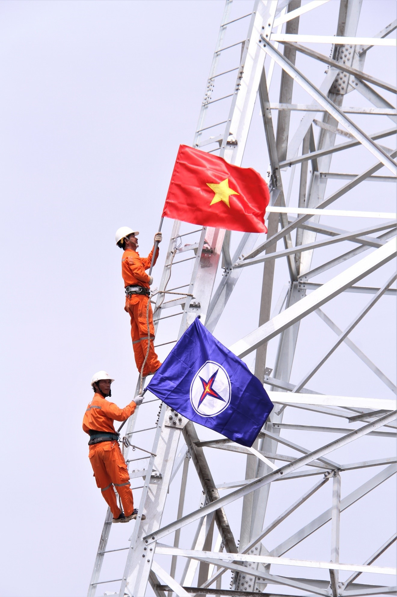 Công nhân Công ty TNHH một thành viên Điện lực Đồng Nai đã cắm cờ tổ quốc và cờ của Tập đoàn Điện lực Việt Nam (EVN) lên trên đỉnh trụ điện số 132