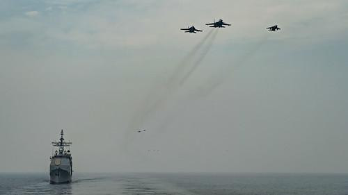 Một chiếc F / A-18 Super Hornet, bên trái thuộcTàu sân bay Wing 11, bay cùng đội hình với một chiếc Su-30MKI của Không quân Ấn Độ, ở giữa và Jaguar trên USS Bunker Hill (CG 52).
