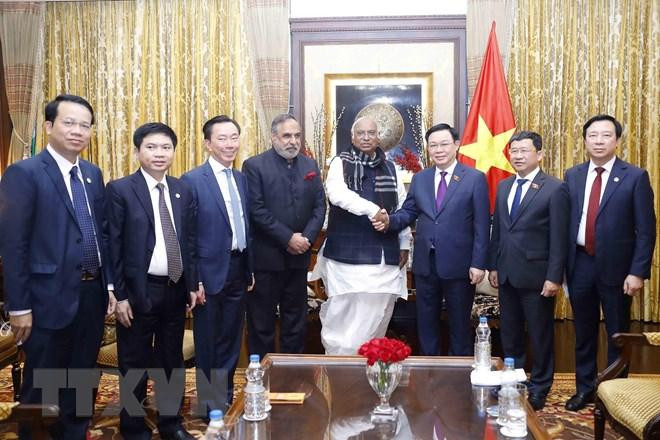 Chủ tịch Quốc hội Vương Đình Huệ tiếp ông Mallikarjun Kharge, lãnh đạo đối lập tại Thượng viện Ấn Độ. (Ảnh: Doãn Tấn/TTXVN) Chủ tịch Quốc hội Vương Đình Huệ tiếp ông Mallikarjun Kharge, lãnh đạo đối lập tại Thượng viện Ấn Độ. (Ảnh: Doãn Tấn/TTXVN)