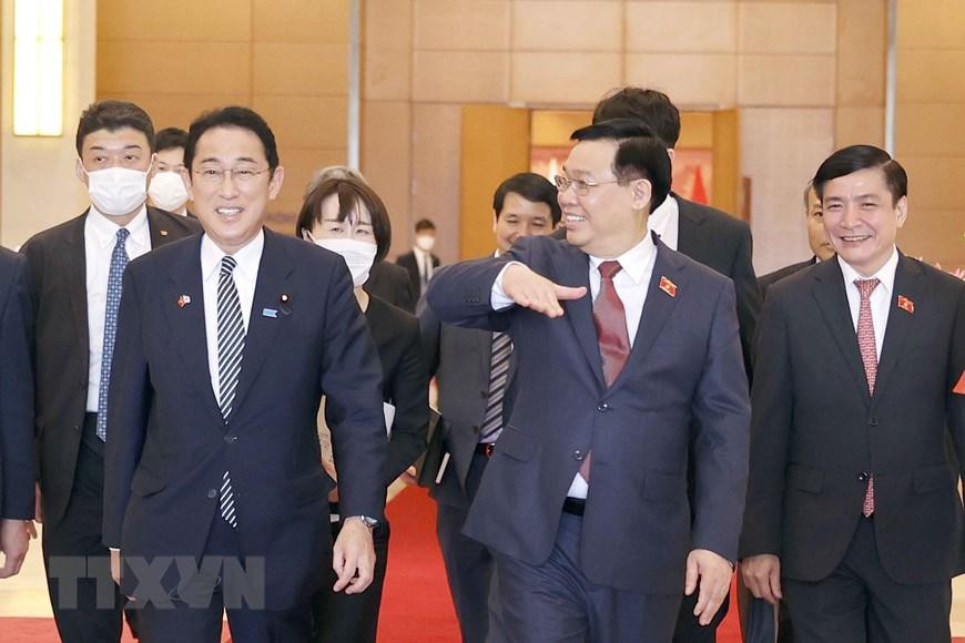 Chủ tịch Quốc hội Vương Đình Huệ và Thủ tướng Nhật Bản Kishida Fumio. (Ảnh: Doãn Tấn/TTXVN)