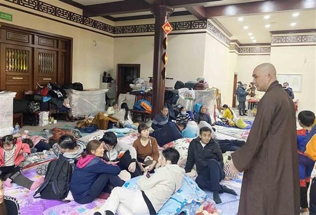 Sư thầy Thích Trung Đạt động viên người sơ tán tại chùa Nhân Hòa, ở thủ đô Warsaw (Ba Lan). (Ảnh: Hồng Kỳ/TTXVN)