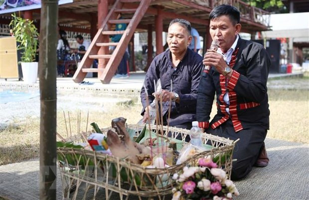 Nghi lễ “Thỉnh mời tổ tiên” - mở màn cho Lễ hội cơm mới. Ảnh: TTXVN Nghi lễ “Thỉnh mời tổ tiên” - mở màn cho Lễ hội cơm mới. Ảnh: TTXVN