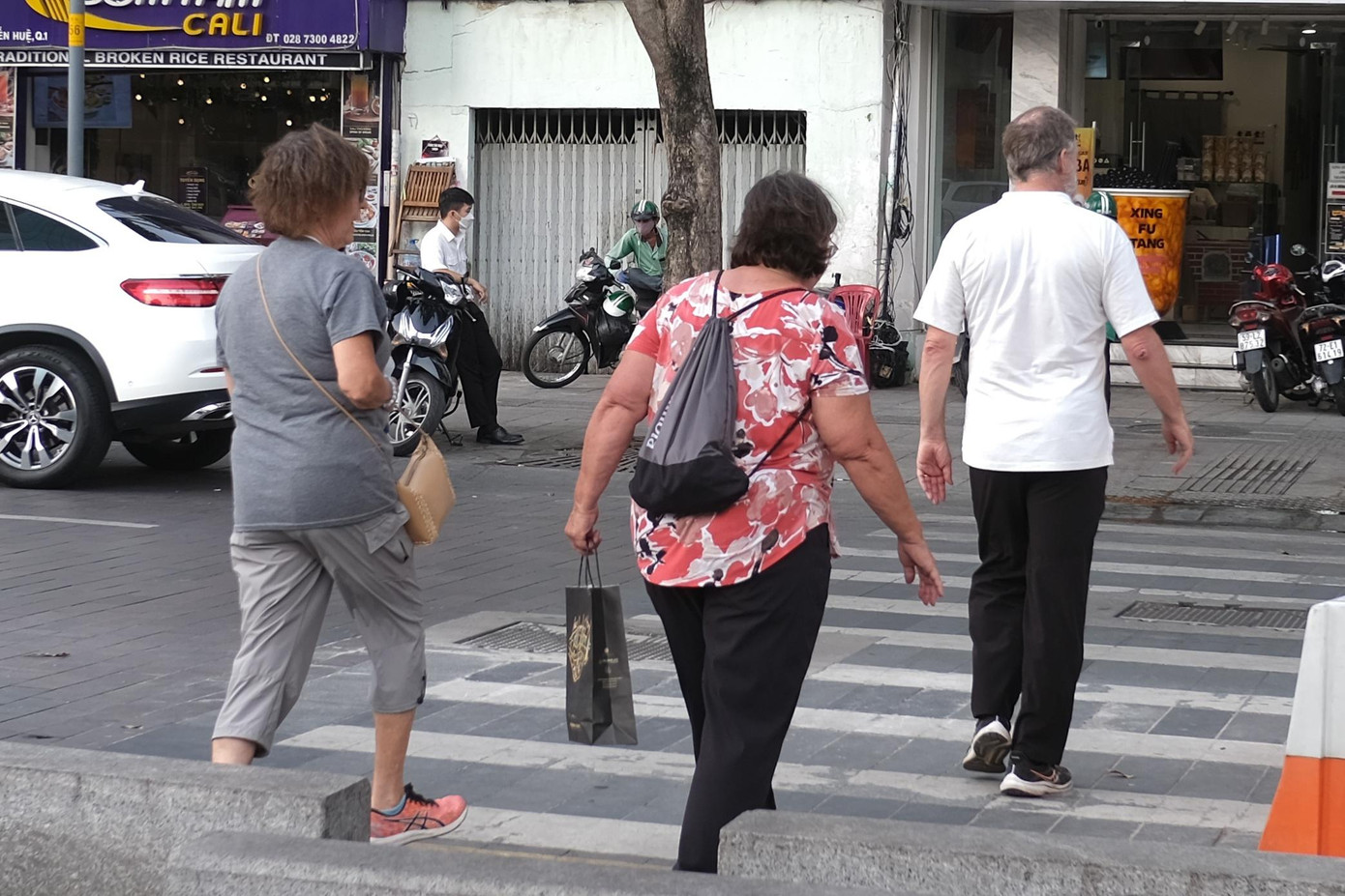 Nhiều khách nước ngoài khá e dè khi sang đường.