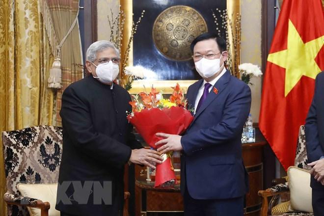 Tổng Bí thư Đảng Cộng sản Ấn Độ Marxist Sitaram Yechury tặng hoa Chủ tịch Quốc hội Vương Đình Huệ. (Ảnh: Doãn Tấn/TTXVN) Tổng Bí thư Đảng Cộng sản Ấn Độ Marxist Sitaram Yechury tặng hoa Chủ tịch Quốc hội Vương Đình Huệ. (Ảnh: Doãn Tấn/TTXVN)