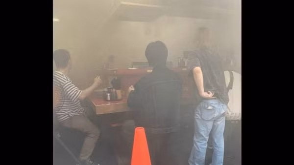 Vào thời điểm đám cháy xảy ra, có 15 thực khách bên trong cửa hàng. Ảnh: FNN.