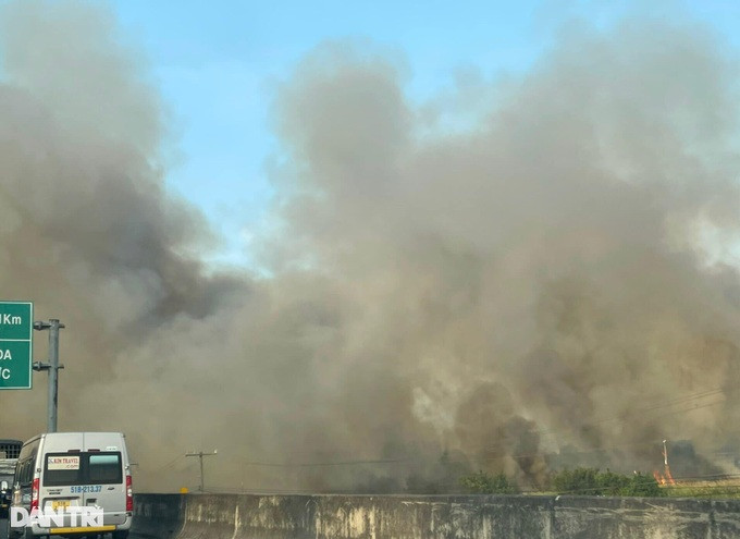 Đám khói lớn bao trùm đoạn cao tốc (Ảnh: Huyền My). Đám khói lớn bao trùm đoạn cao tốc (Ảnh: Huyền My).