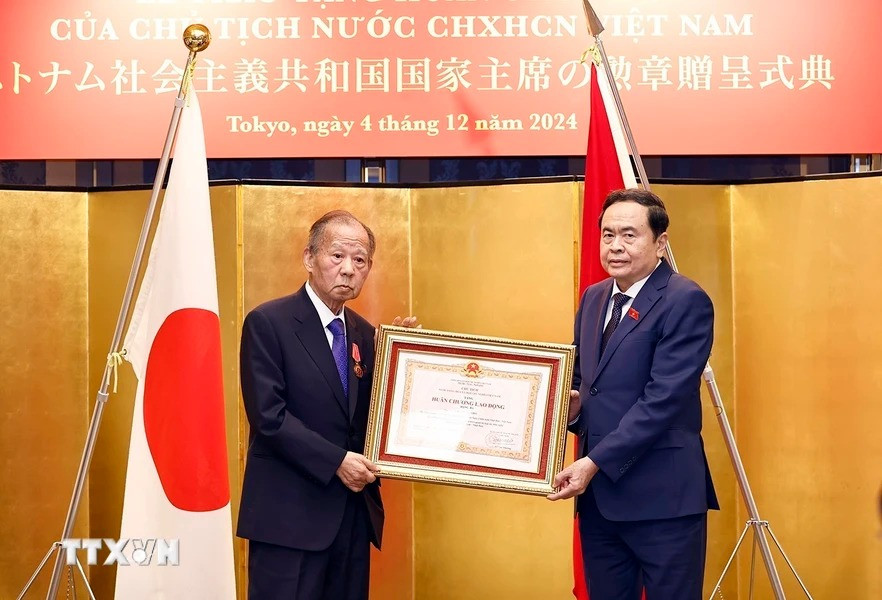 Chủ tịch Quốc hội Trần Thanh Mẫn trao Huân chương Lao động hạng Ba của Chủ tịch nước tặng Chủ tịch Liên minh Nghị sỹ hữu nghị Nhật-Việt Nikai Toshihiro. (Ảnh: Doãn Tấn/TTXVN)