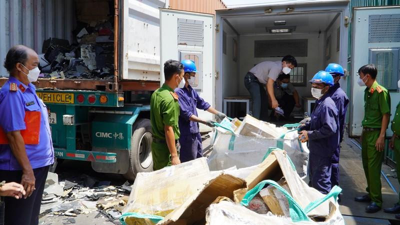 Công nhân môi trường làm nhiệm vụ. Ảnh: CẨM TÚ Công nhân môi trường làm nhiệm vụ. Ảnh: CẨM TÚ