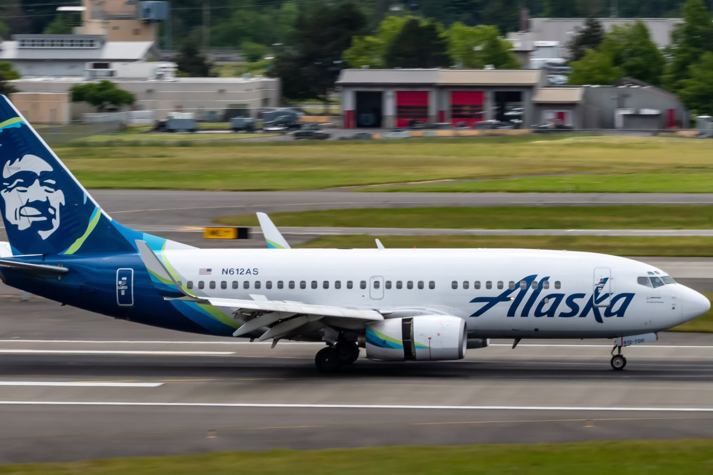 Một chiếc máy bay của Hãng hàng không Alaska Airlines. Ảnh: Joe Kunzler | Simple Flying. Một chiếc máy bay của Hãng hàng không Alaska Airlines. Ảnh: Joe Kunzler | Simple Flying.