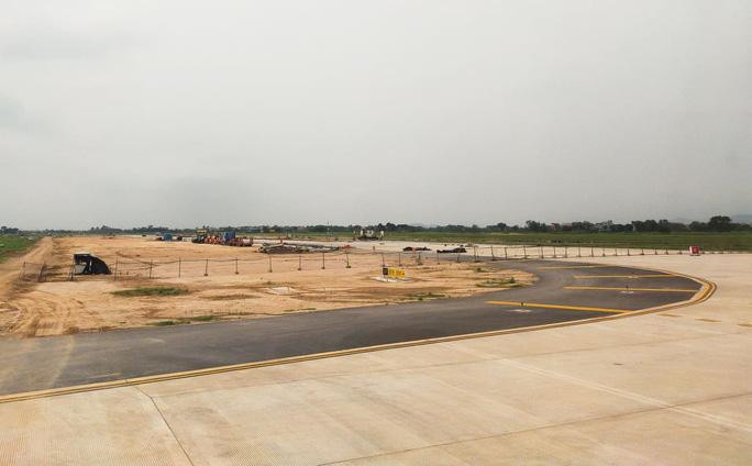 Sửa chữa đường băng sân bay (Ảnh minh họa) - Ảnh: Dương Ngọc Tân Sơn Nhất đóng một đường băng, hành khách cần theo dõi lịch bay - Ảnh 1.