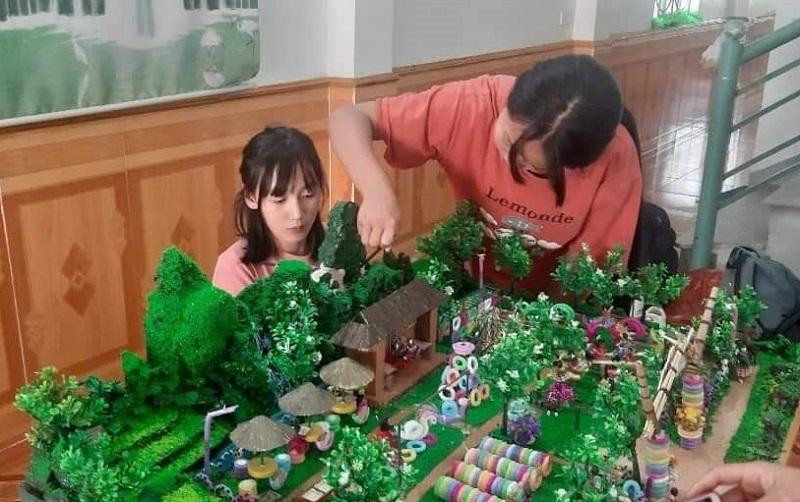 Lắp mô hình “Sân chơi tái chế Happy garden”. Ảnh: NTCC
