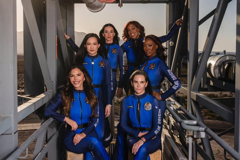 Sáu người phụ nữ bay ra ngoài Trái đất vào ngày 14/4, Amanda Nguyen đứng thứ hai từ trái sang. Ảnh: Blue Origin. Sáu người phụ nữ bay ra ngoài Trái đất vào ngày 14/4, Amanda Nguyen đứng thứ hai từ trái sang. Ảnh: Blue Origin.