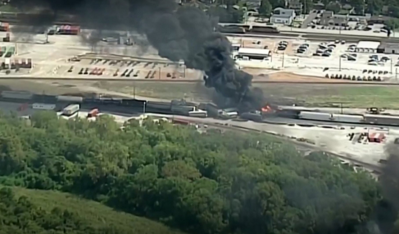 16 toa tàu bị trật bánh bốc cháy dữ dội ở Illinois ảnh 2