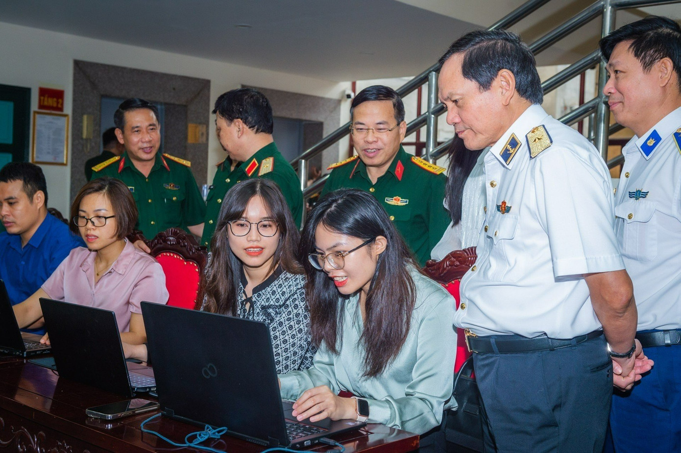 Các đại biểu tìm hiểu về cách thức tham gia cuộc thi. Các đại biểu tìm hiểu về cách thức tham gia cuộc thi.