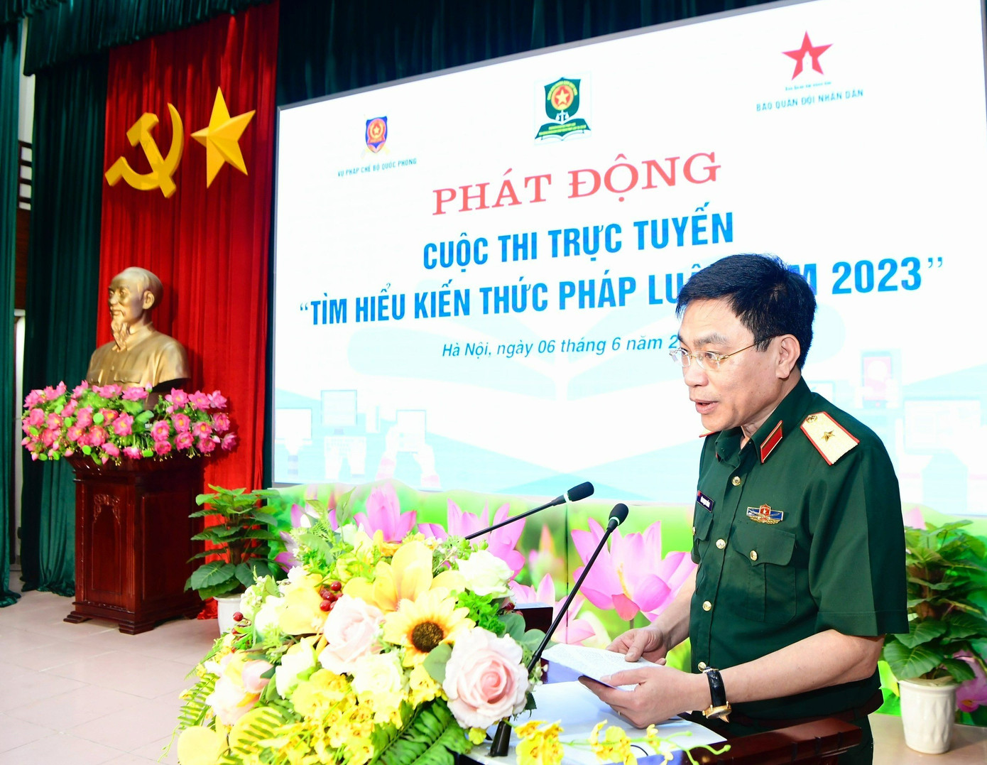 Thiếu tướng Hàn Mạnh Thắng, Vụ trưởng Vụ Pháp chế Bộ Quốc phòng phát biểu tại lễ phát động. Thiếu tướng Hàn Mạnh Thắng, Vụ trưởng Vụ Pháp chế Bộ Quốc phòng phát biểu tại lễ phát động.