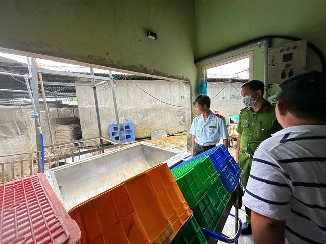 Đoàn liên ngành tỉnh Hậu Giang kiểm tra tại cơ sở giết mổ Dững Nga (xã Long Thạnh, huyện Phụng Hiệp, Hậu Giang). Ảnh: Nguyễn Huy. Đoàn liên ngành tỉnh Hậu Giang kiểm tra tại cơ sở giết mổ Dững Nga (xã Long Thạnh, huyện Phụng Hiệp, Hậu Giang). Ảnh: Nguyễn Huy.