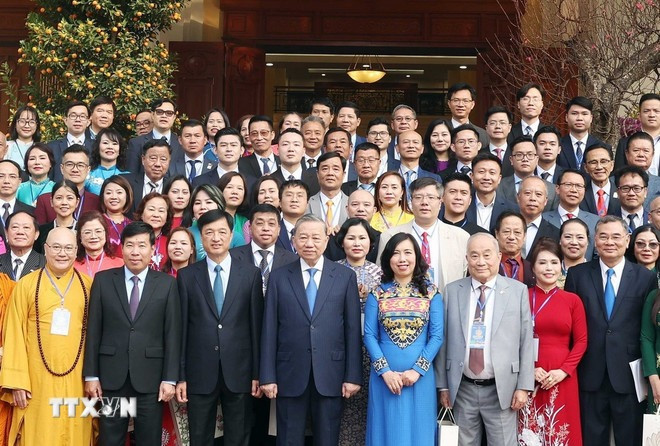 Tổng Bí thư Tô Lâm và đại biểu chụp ảnh chung với kiều bào tiêu biểu tham dự chương trình "Xuân quê hương" năm 2025. (Ảnh: Thống Nhất/TTXVN)