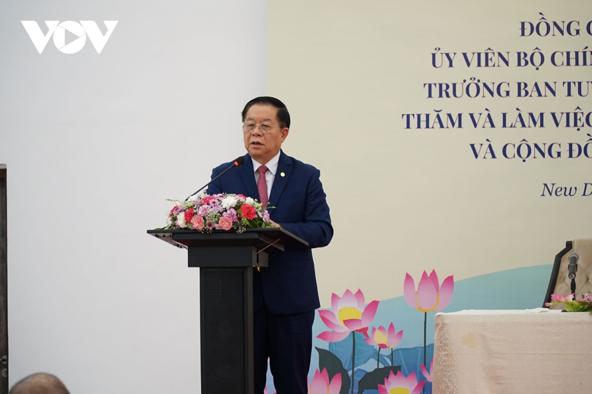 Trưởng ban Tuyên giáo và Dân vận Trung ương Nguyễn Trọng Nghĩa nói chuyện với cán bộ nhân viên Đại sứ quán Việt Nam tại Ấn Độ, đại diện cộng đồng người Việt Nam sinh sống, làm việc tại Ấn Độ