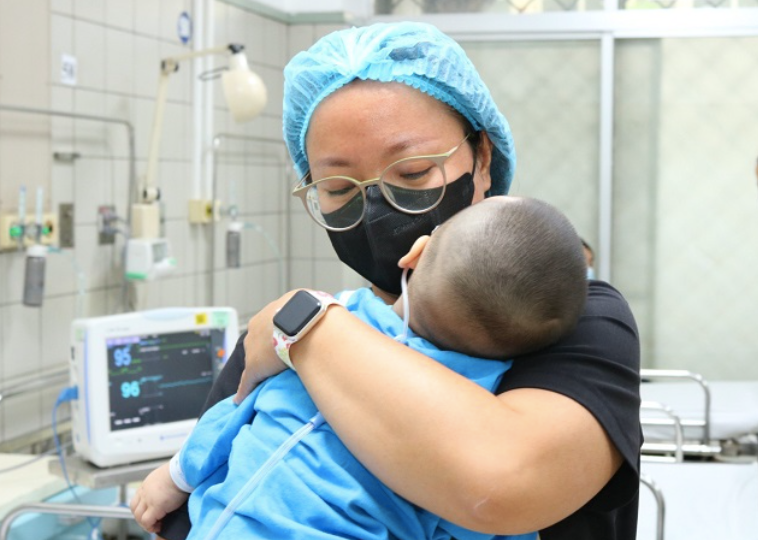 Trong các bệnh nhân đang điều trị tại 6 cơ sở y tế tại Hà Nội có 9 trường hợp là trẻ em. Ảnh: BVCC