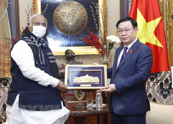 Chủ tịch Quốc hội Vương Đình Huệ tặng quà lưu niệm ông Mallikarjun Kharge, lãnh đạo đối lập tại Thượng viện Ấn Độ. (Ảnh: Doãn Tấn/TTXVN) Chủ tịch Quốc hội Vương Đình Huệ tặng quà lưu niệm ông Mallikarjun Kharge, lãnh đạo đối lập tại Thượng viện Ấn Độ. (Ảnh: Doãn Tấn/TTXVN)