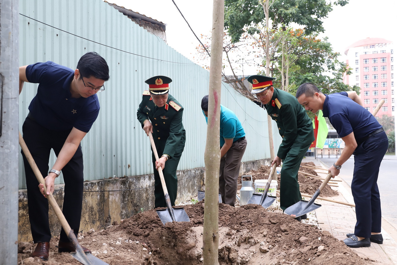 Lãnh đạo Học viện KTQS và đại diện các đơn vị đồng hành trồng cây tại lễ phát động. Lãnh đạo Học viện KTQS và đại diện các đơn vị đồng hành trồng cây tại lễ phát động.