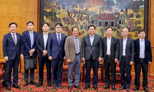 Chủ tịch UBND tỉnh Vĩnh Phúc Trần Duy Đông chụp ảnh lưu niệm cùng lãnh đạo KT&amp;G và Partron Vina. (Ảnh: Báo Vĩnh Phúc)