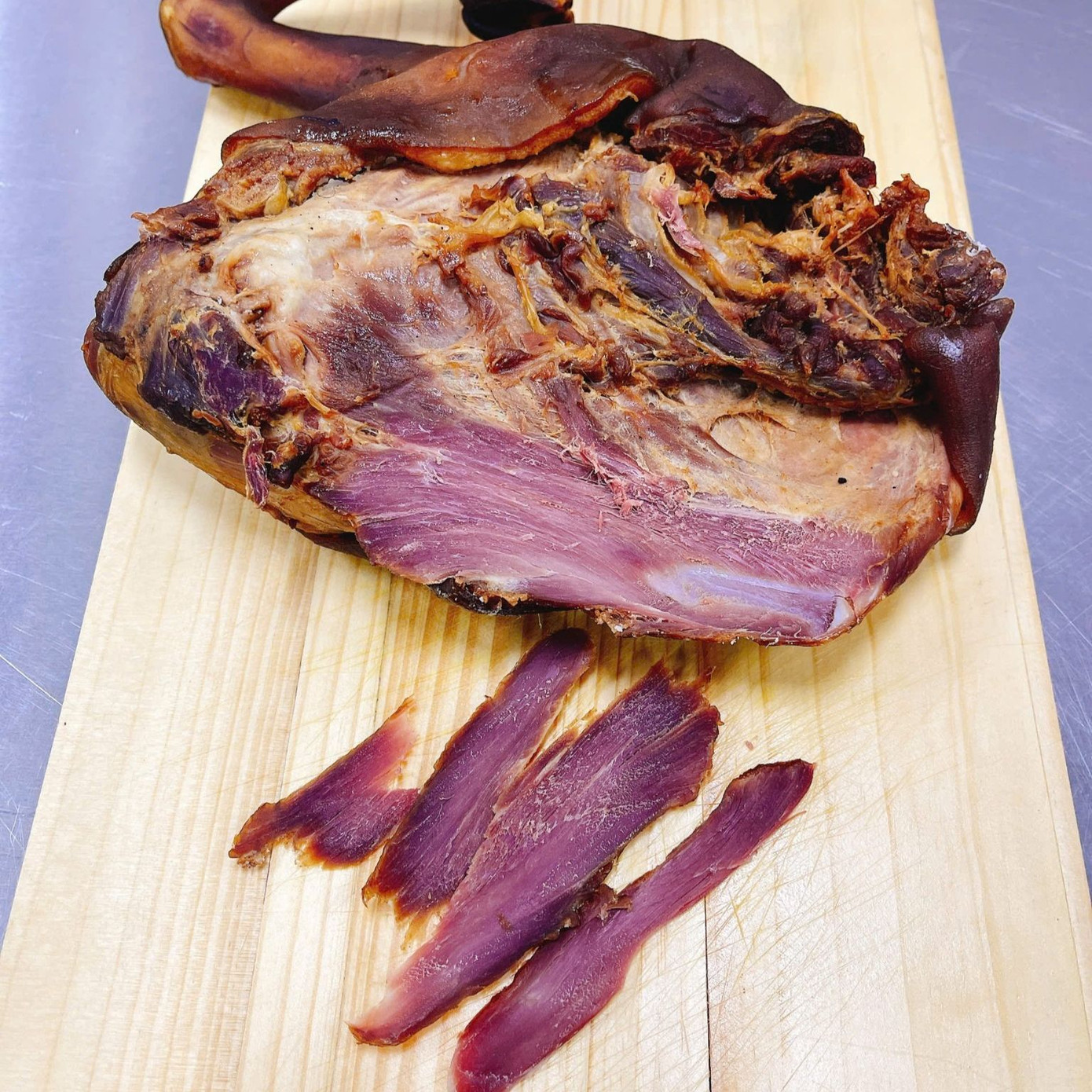 Thịt dê xông khói mềm ngọt với lớp da dai giòn. Ảnh: NVCC. Thịt dê xông khói mềm ngọt với lớp da dai giòn. Ảnh: NVCC.