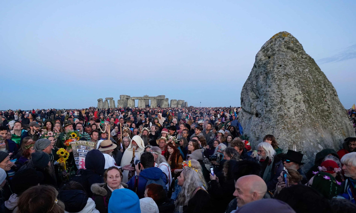 Mọi người tụ tập quanh Heel Stone trước khi mặt trời mọc. Ảnh: Andrew Matthews/PA. Mọi người tụ tập quanh Heel Stone trước khi mặt trời mọc. Ảnh: Andrew Matthews/PA.
