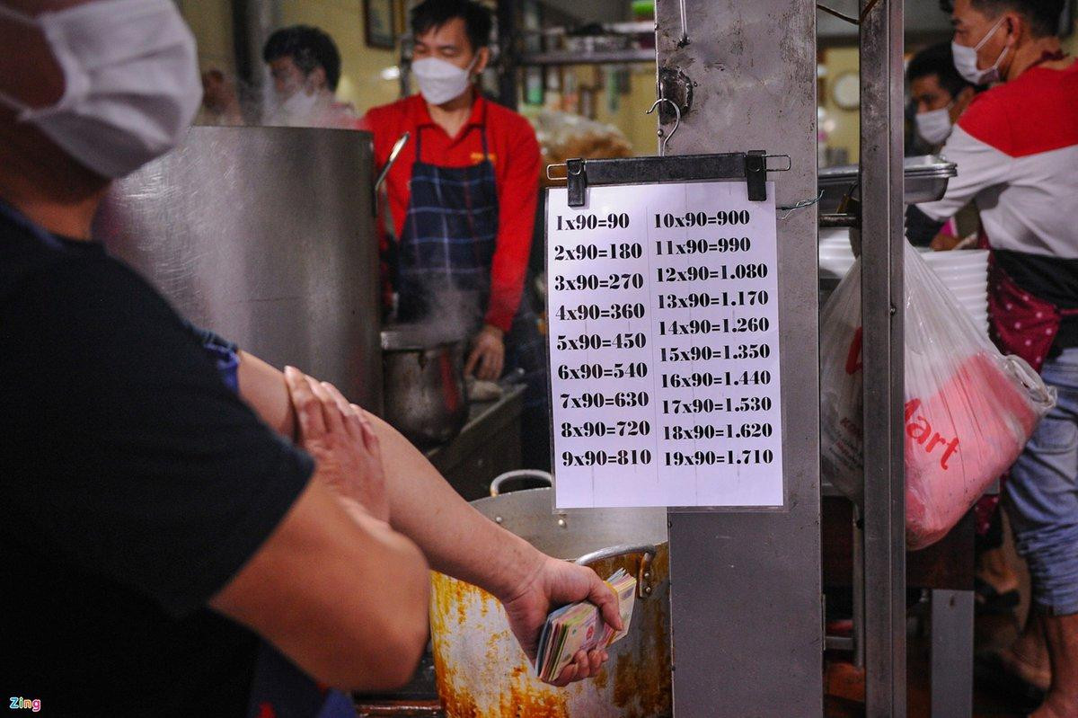 Quán phở Thìn (Hai Bà Trưng, Hà Nội) tăng giá thêm 10.000 đồng/bát từ tháng 1. Ảnh: Thế Bằng. Quán phở Thìn (Hai Bà Trưng, Hà Nội) tăng giá thêm 10.000 đồng/bát từ tháng 1. Ảnh: Thế Bằng.