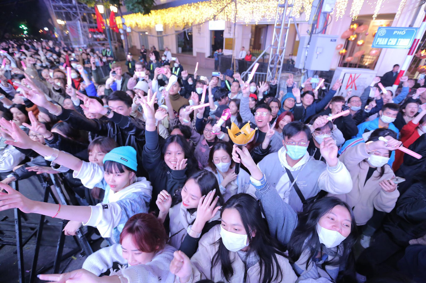 Mọi người đều háo hức chờ đón khoảnh khắc đếm ngược đến giao thừa, chào đón năm mới 2023