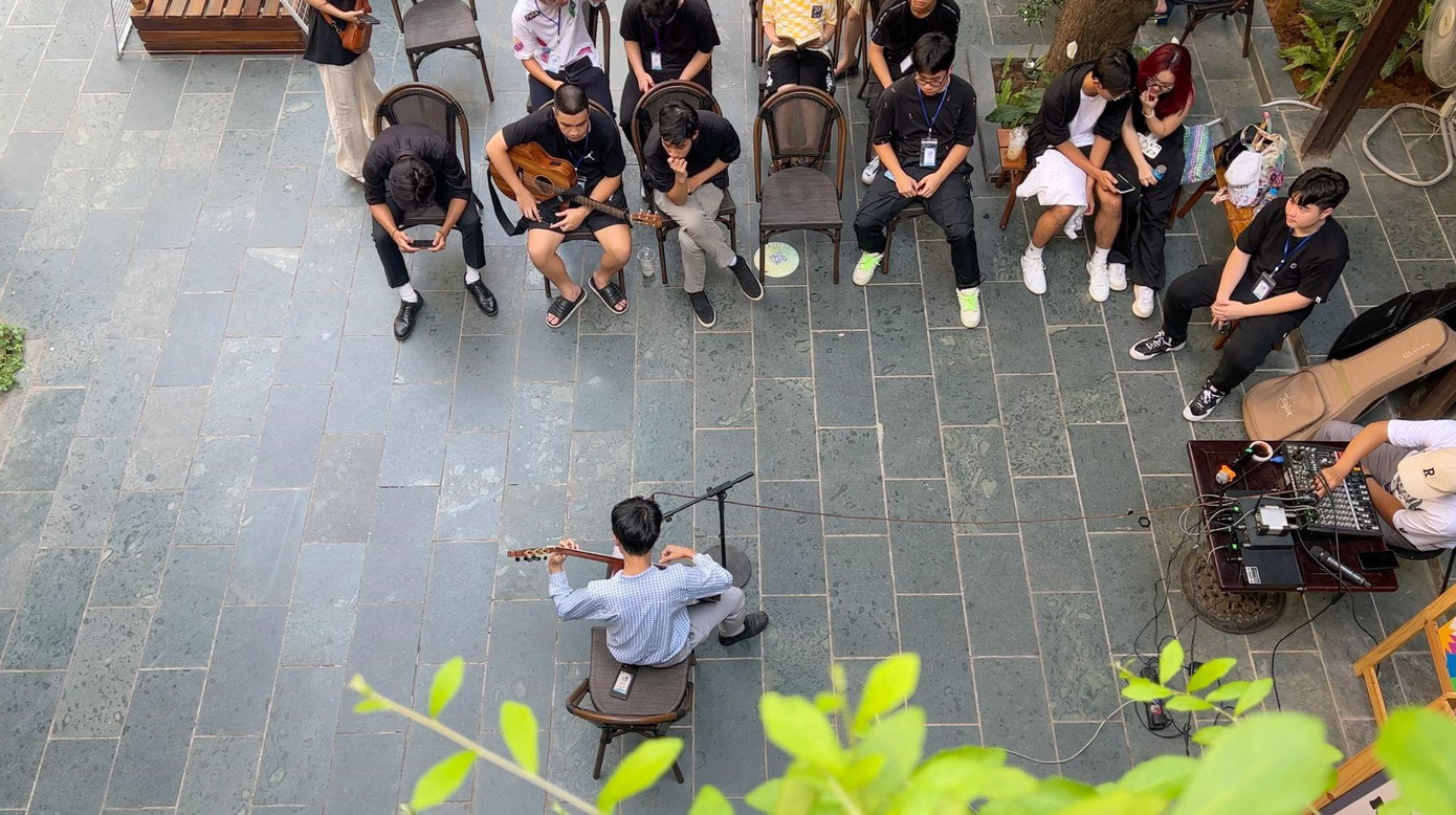 “Lần đầu đảm nhận vị trí trưởng ban tổ chức một buổi hoà nhạc thay vì biểu diễn, em thấy việc lên danh sách tiết mục và tìm kiếm các bạn tham gia quả thực không hề dễ dàng” - Hoàng Duy cho biết.