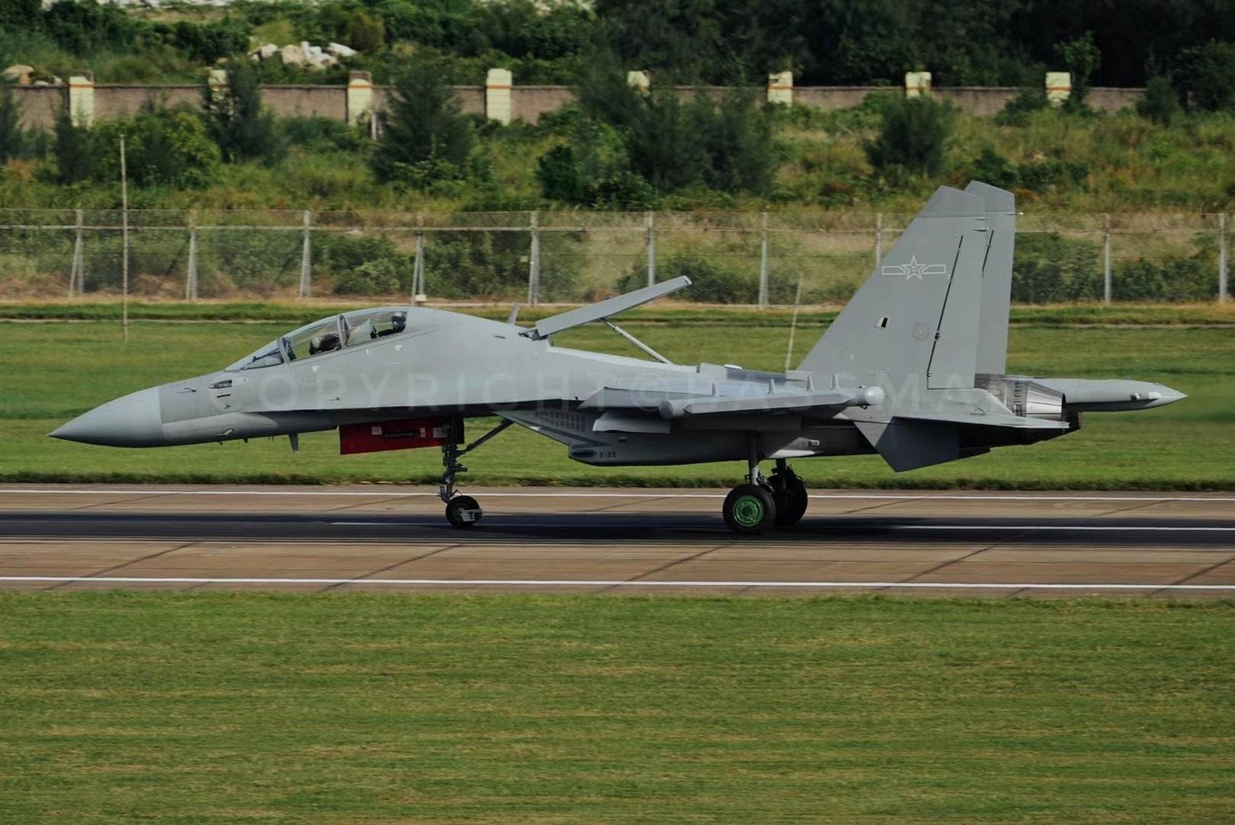 Giới chuyên gia Trung Quốc tự tin rằng, sự xuất hiện của J-16D cho thấy PLA đã cải thiện đáng kể năng lực tác chiến của không quân nước này. Giới chuyên gia Trung Quốc tự tin rằng, sự xuất hiện của J-16D cho thấy PLA đã cải thiện đáng kể năng lực tác chiến của không quân nước này.