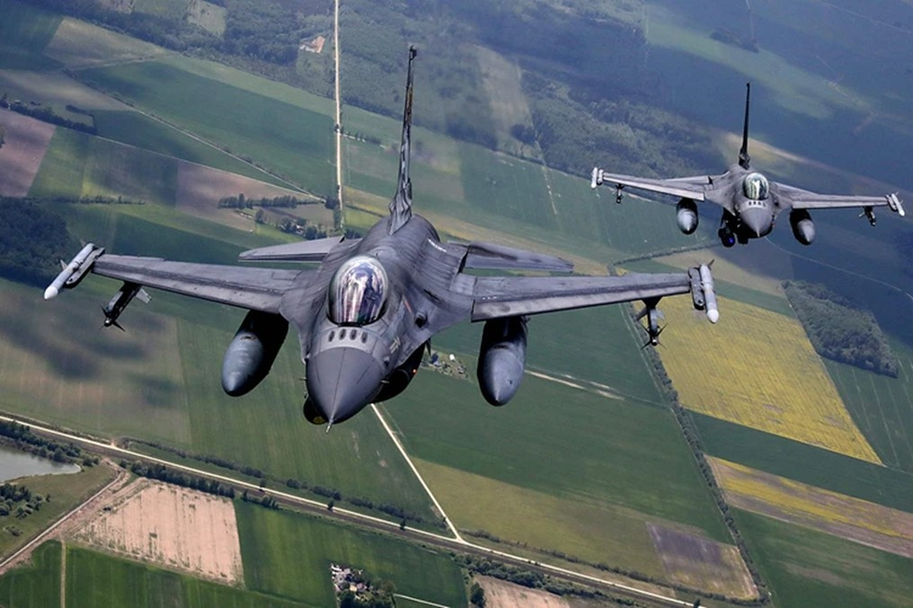 Ukraine cần có máy bay chiến đấu F-16 để thiết lập sự ngang bằng tương đối trên không. Ảnh: East News Ukraine cần có máy bay chiến đấu F-16 để thiết lập sự ngang bằng tương đối trên không. Ảnh: East News