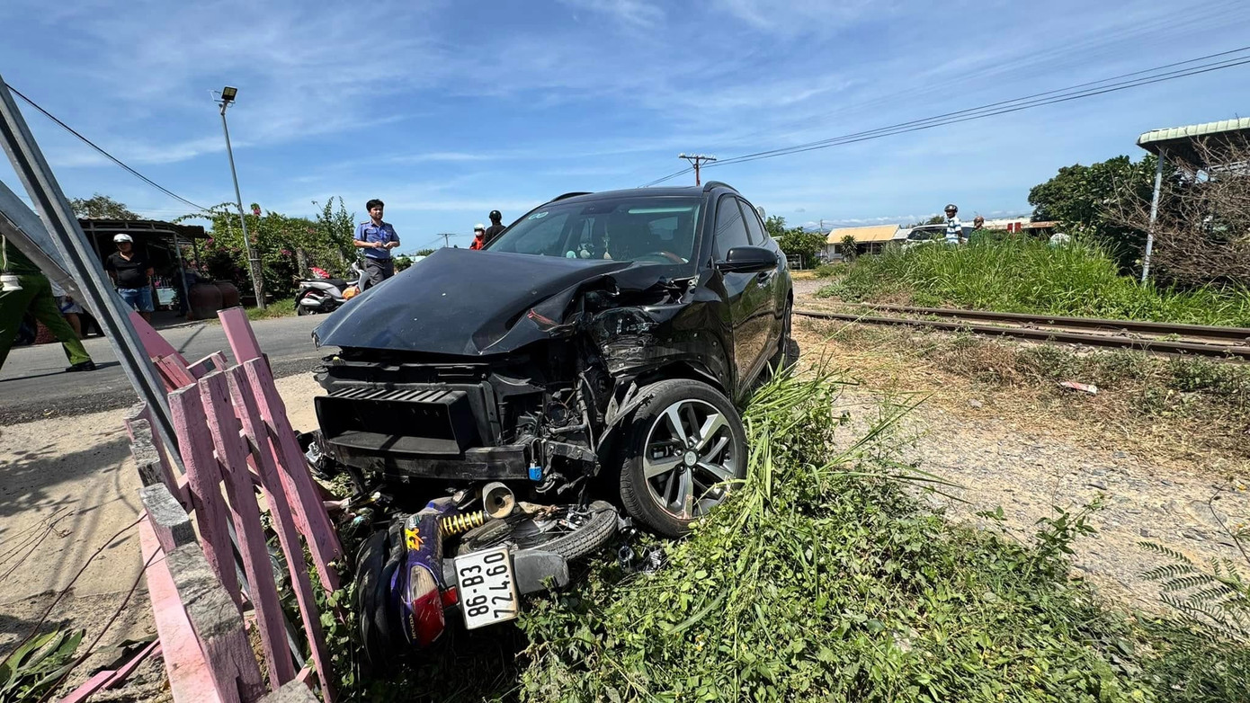 Hiện trường vụ tai nạn liên hoàn tại đường ngang. (Ảnh: DT)