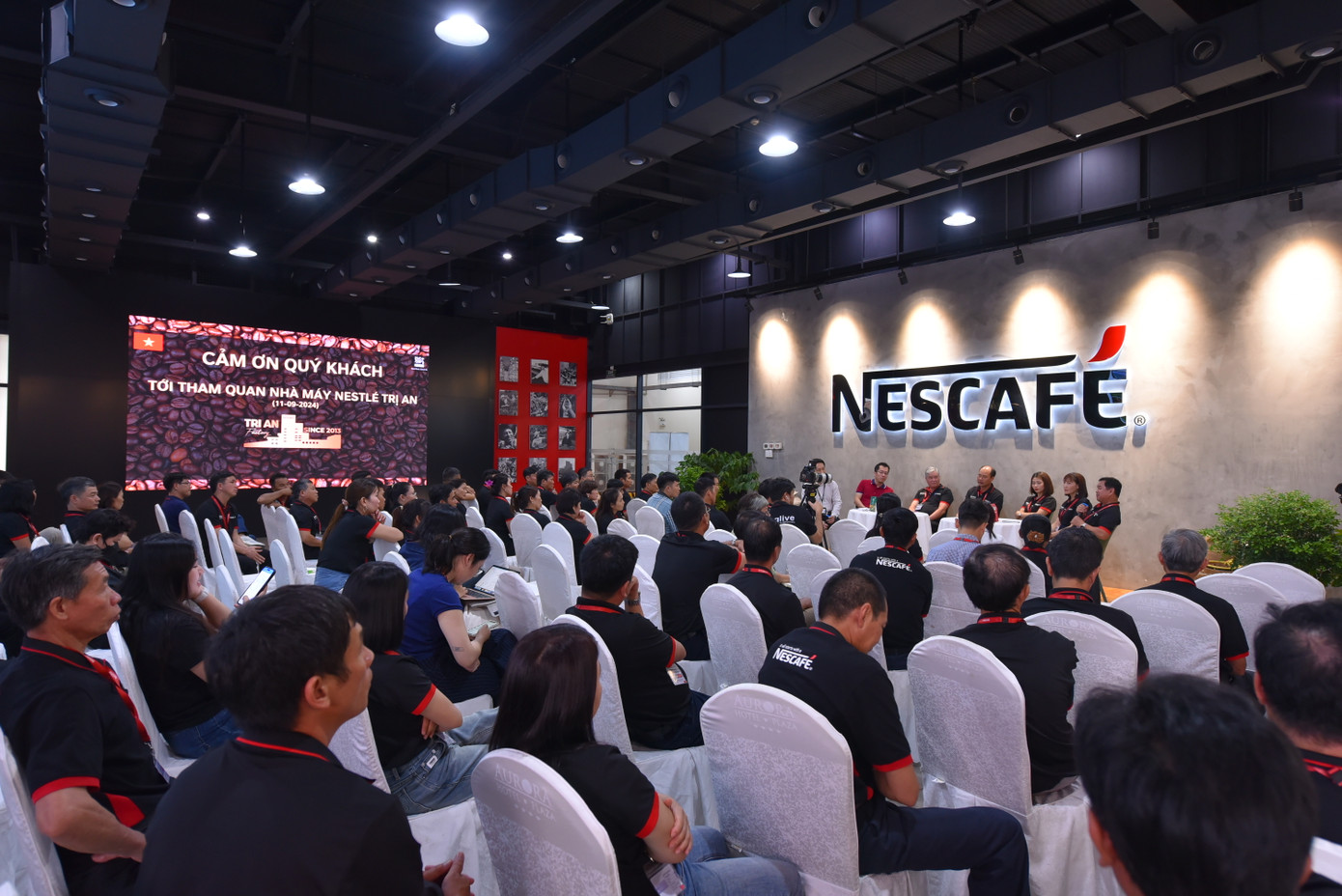 Phiên hỏi đáp và giao lưu với các Trưởng nhóm Nông dân NESCAFE PLAN Phiên hỏi đáp và giao lưu với các Trưởng nhóm Nông dân NESCAFE PLAN
