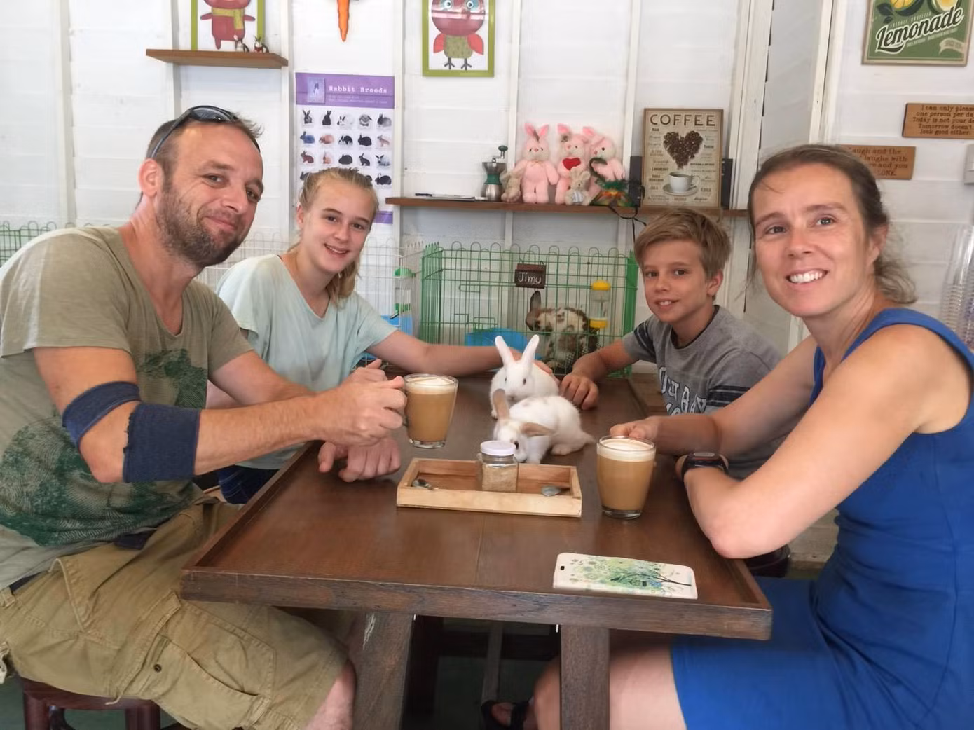 Các thực khách đến quán Rabbito Cafe ở Bangkok để chơi đùa với những chú thỏ