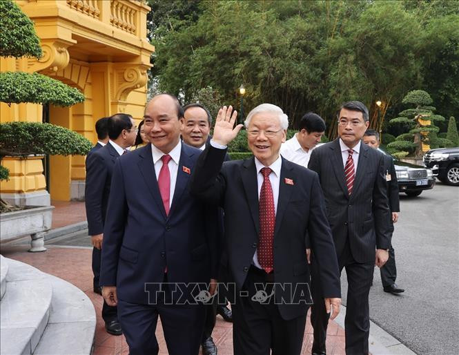 Chiều 6/4 tại Phủ Chủ tịch, đồng chí Nguyễn Phú Trọng, Tổng Bí thư Ban Chấp hành Trung ương Đảng Cộng sản Việt Nam, nguyên Chủ tịch nước CHXHCN Việt Nam và đồng chí Nguyễn Xuân Phúc, Ủy viên Bộ Chính trị, Chủ tịch nước CHXHCN Việt Nam tham dự Lễ bàn giao công việc của Chủ tịch nước. Ảnh: Trí Dũng/TTXVN