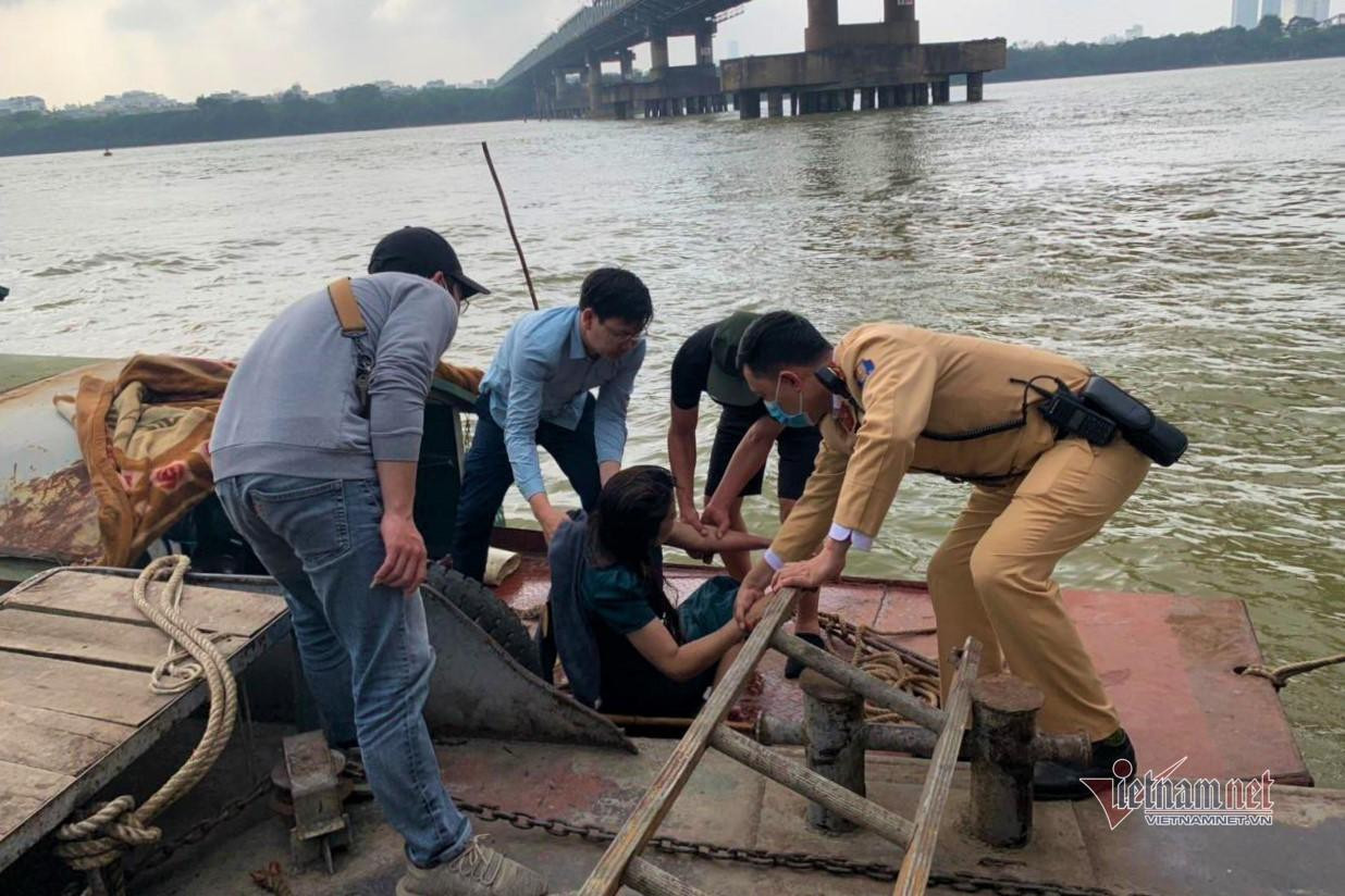 Người phụ nữ nhảy cầu tự tử được cứu sống Người phụ nữ nhảy cầu tự tử được cứu sống