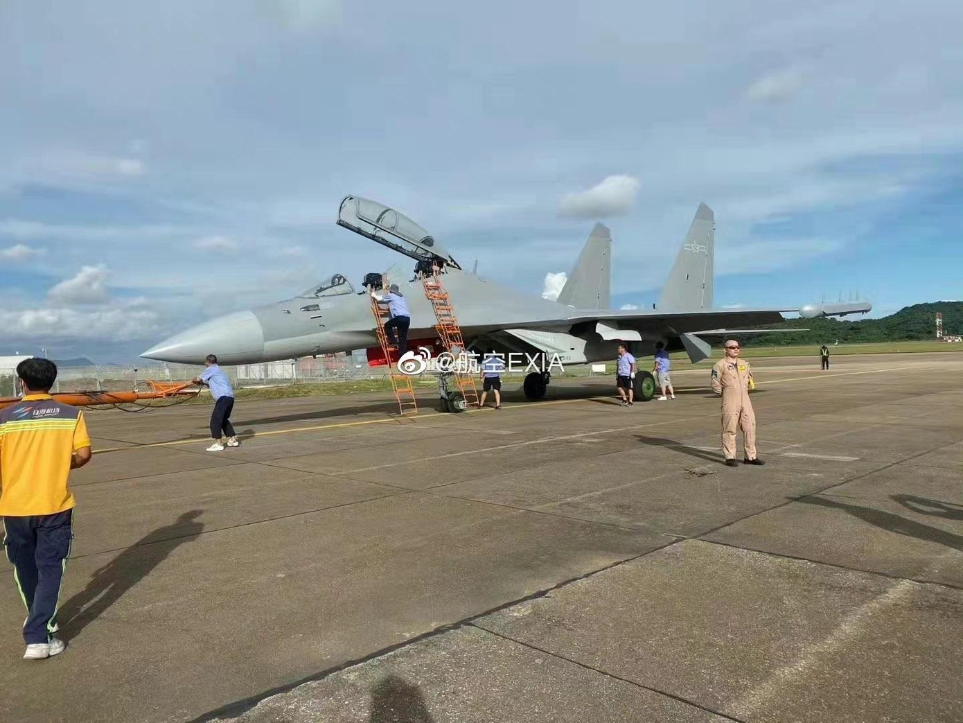 Trung Quốc là quốc gia thứ hai trên thế giới phát triển máy bay tác chiến điện tử trên cơ sở máy bay tiêm kích, sau khi Mỹ chế tạo máy bay EA-18G trên cơ sở tiêm kích F/A-18. Trung Quốc là quốc gia thứ hai trên thế giới phát triển máy bay tác chiến điện tử trên cơ sở máy bay tiêm kích, sau khi Mỹ chế tạo máy bay EA-18G trên cơ sở tiêm kích F/A-18.