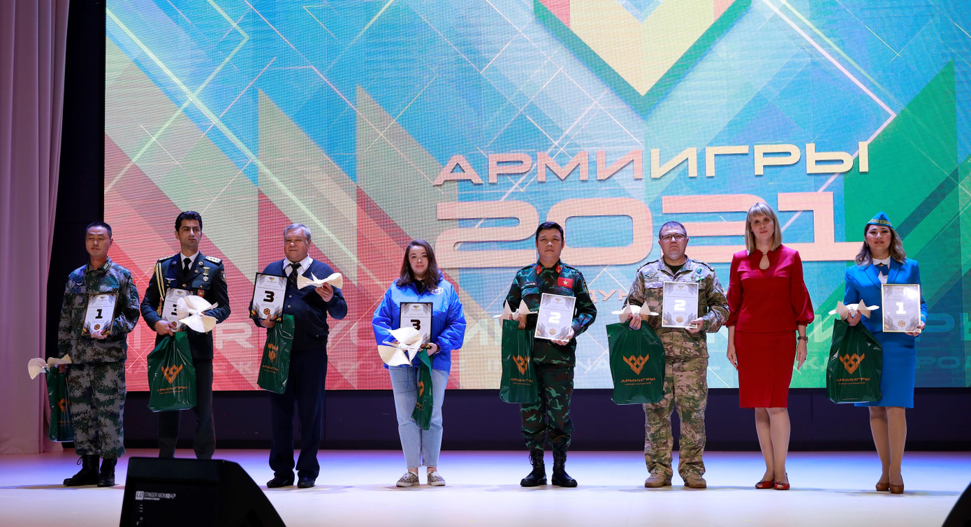 Đại diện đội tuyển (giữa) nhận giải Nhì về hoạt động triển lãm. Đại diện đội tuyển (giữa) nhận giải Nhì về hoạt động triển lãm.