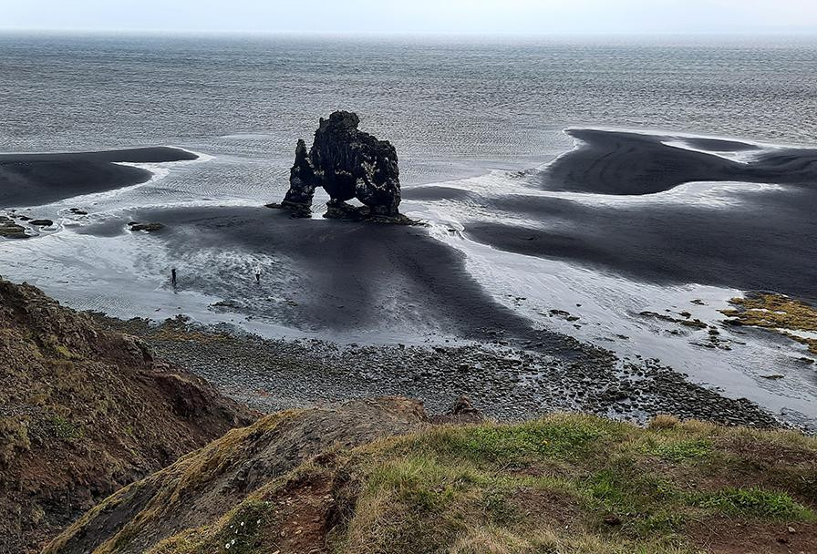 Khối đá Hvitserkur được nhìn từ xa. Ảnh: Omri Westmark.