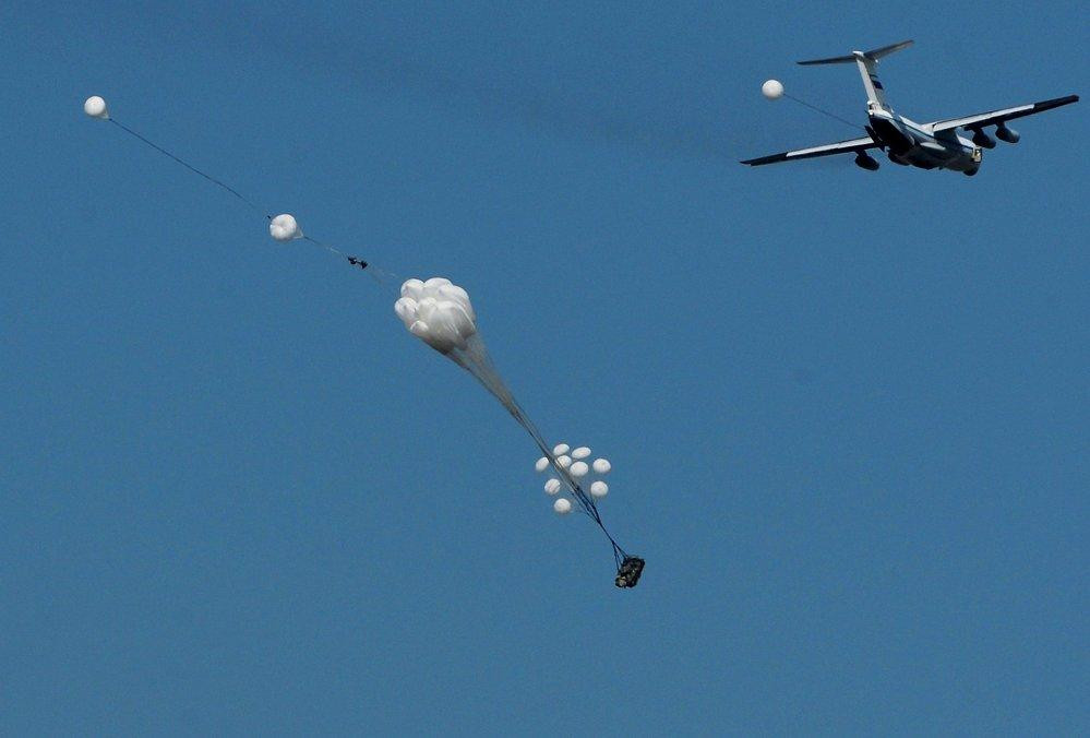 Lực lượng cũng được trang bị tên lửa chống tăng, hệ thống phòng không hạng nhẹ, xe bọc thép bánh xích Rakushka, xe đổ bộ BMD-4M mới nhất, xe tăng hạng nhẹ Sprut với pháo 125 mm, các loại pháo tự hành hiện đại nhất. Tất cả các thiết bị này đều có thể được thả bằng dù và lội nước, cùng với đội máy bay hiện đại. Ảnh: Các hệ thống dù đang thả các phương tiện bọc thép xuống đất.