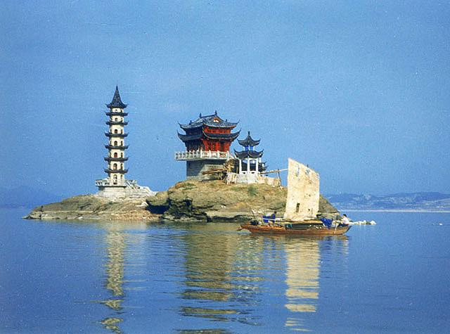 Đền lão gia trên hồ bà dương. Ảnh: qudong.com Đền lão gia trên hồ bà dương. Ảnh: qudong.com