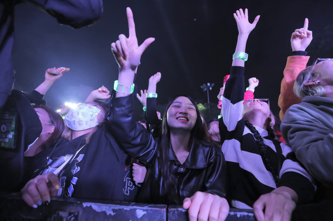 Không khí tưng bừng tại các khu vực quanh sân khấu