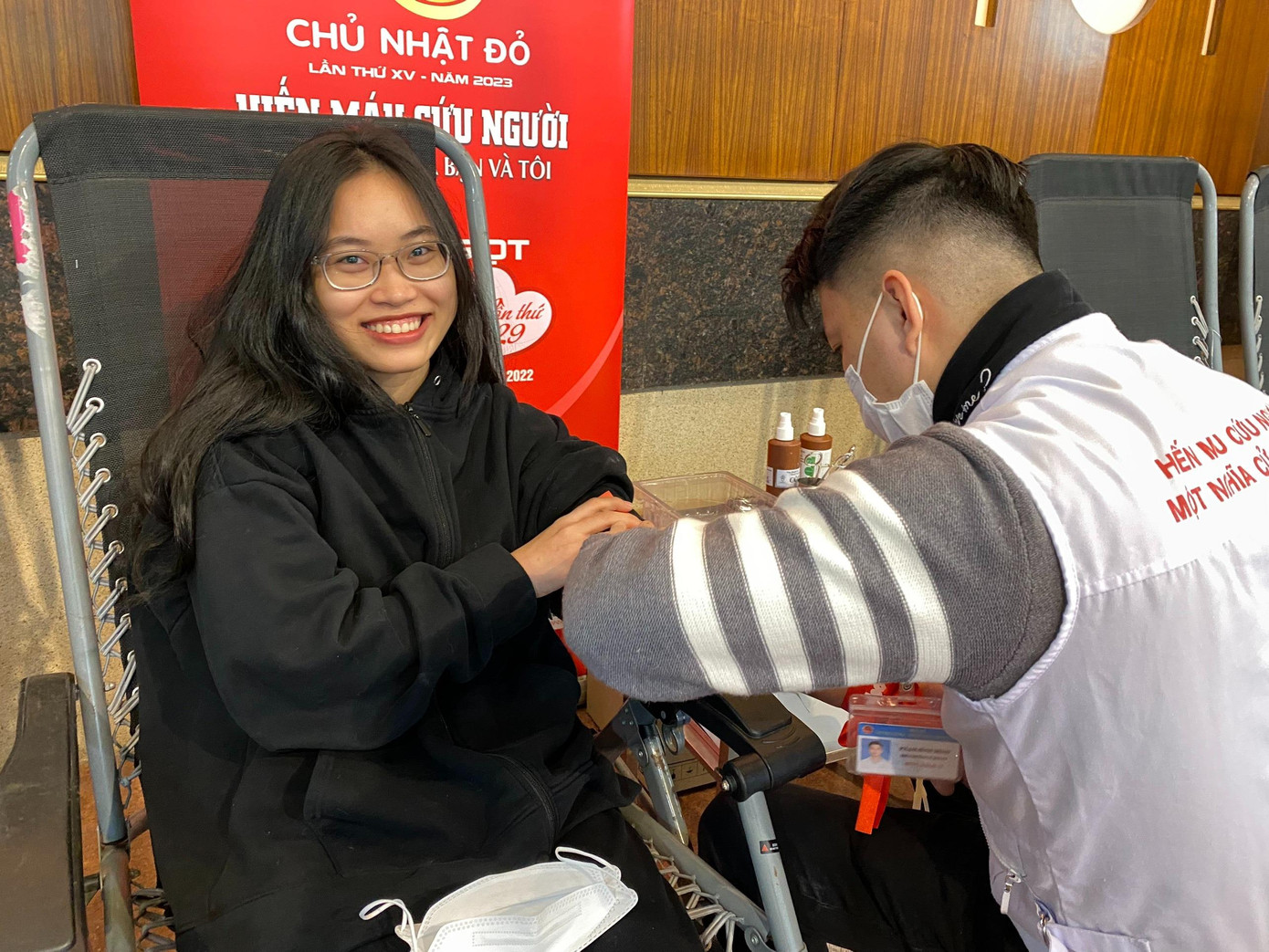 Bạn Khúc Thị Minh Ngọc (sinh viên năm 2 khoa Ngữ Anh đại học Tài Nguyên Môi Trường) là một trong những bạn trẻ hiến máu đầu tiên trong chương trình. Bạn chia sẻ vì chiều phải thi nên đã đến xếp hàng rất sớm và tham gia hiến máu đầu tiên. Lần đầu tham gia chương trình Ngọc cảm thấy khá hồi hộp, tuy nhiên khi đến nơi thấy chương trình rất hoành tráng, đông vui. &quot;Mình cảm thấy rất vui vì đã làm một việc có ý nghĩa với chính mình và với xã hội.&quot;