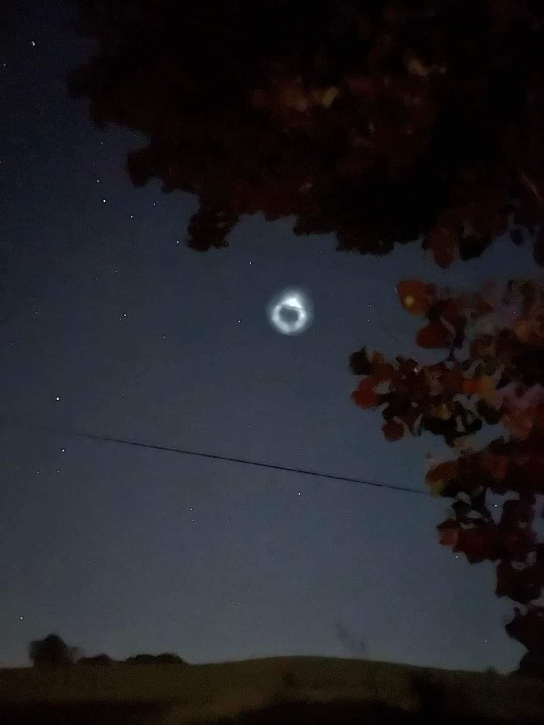 Sau đó, anh ta gõ cửa tất cả những người hàng xóm và mời họ cùng xem cảnh tượng thiên văn kỳ lạ này, anh ta đứng trên ban công chung với 5 người và nhìn lên bầu trời, mọi người đều kinh hãi trước cảnh tượng trước mắt. Sau đó, anh ta gõ cửa tất cả những người hàng xóm và mời họ cùng xem cảnh tượng thiên văn kỳ lạ này, anh ta đứng trên ban công chung với 5 người và nhìn lên bầu trời, mọi người đều kinh hãi trước cảnh tượng trước mắt.