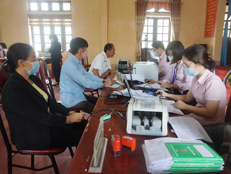 Cán bộ Phòng Giao dịch Ngân hàng Chính sách xã hội huyện Thanh Sơn giải ngân vốn vay cho hộ nghèo, cận nghèo của huyện Cán bộ Phòng Giao dịch Ngân hàng Chính sách xã hội huyện Thanh Sơn giải ngân vốn vay cho hộ nghèo, cận nghèo của huyện